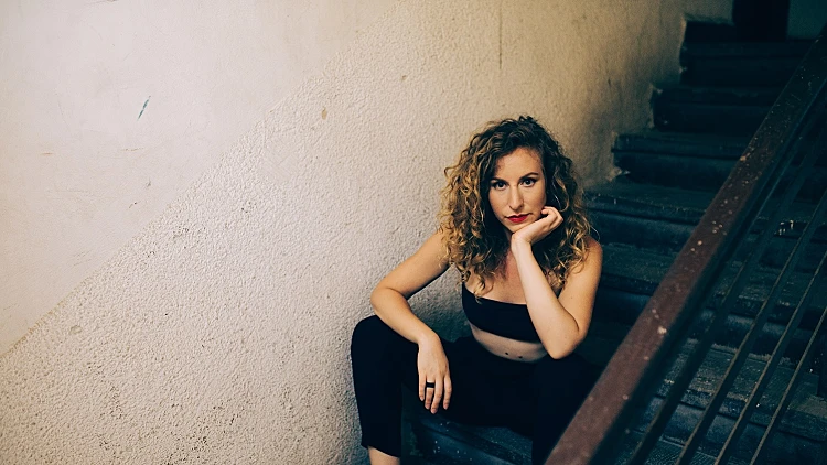 Sparkle: מאיה איזקוביץ מדליקה את הניצוץ בשיר חדש