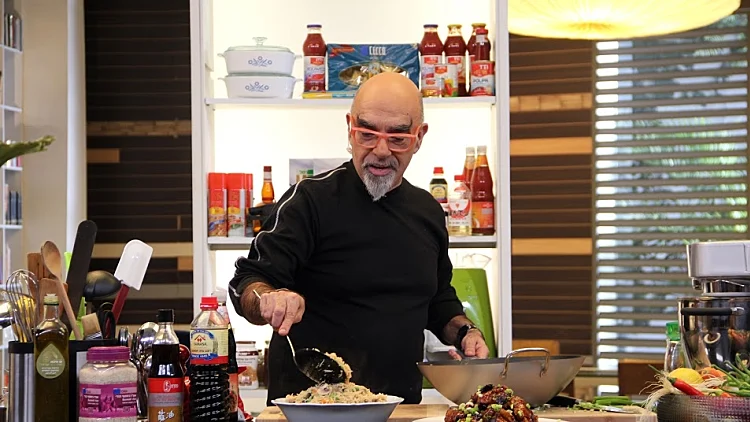 אהרוני מבשל ארוחה סינית