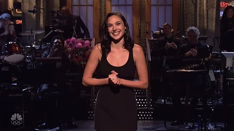 גל גדות בפתיחה של סאטרדיי נייט לייב