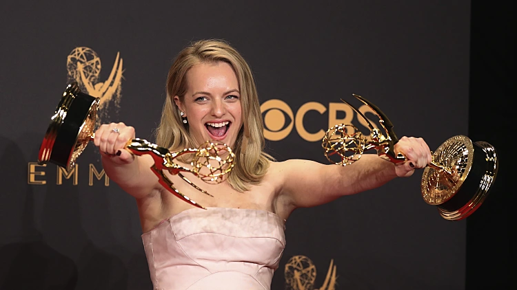 אליזבת מוס זכתה בטקס האמי בפרס שחקנית הדרמה הטובה ביותר בסדרה "סיפורה של שפחה"