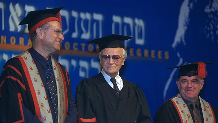 אפרים קישון מקבל תואר דוקטור לשם כבוד מאוניברסיטת בן גוריון