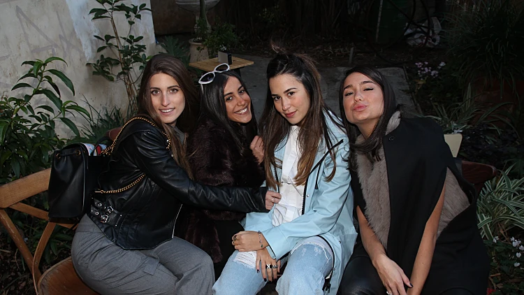 קים וייס והאיט גירלז