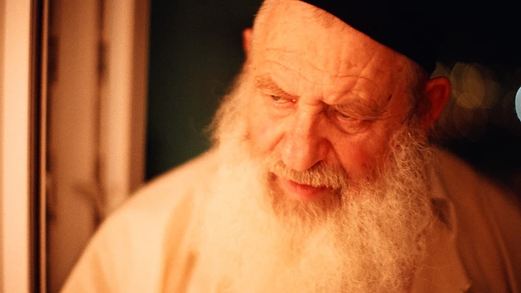 "אורי זוהר חוזר"