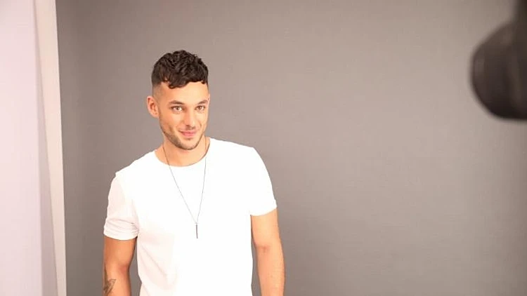 מבט חודר למצלמה