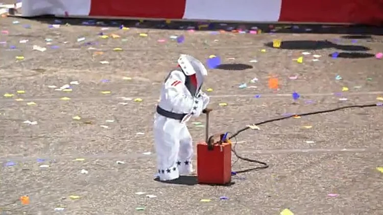 פרסומת לאירוע מכירות של חברת דודג' בכיכובו של קוף בלתי נראה