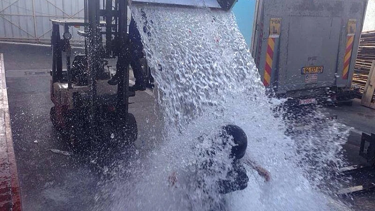 גיגיא לרר, מנחה תכנית צינור לילה משתתף באתגר דלי הקרח