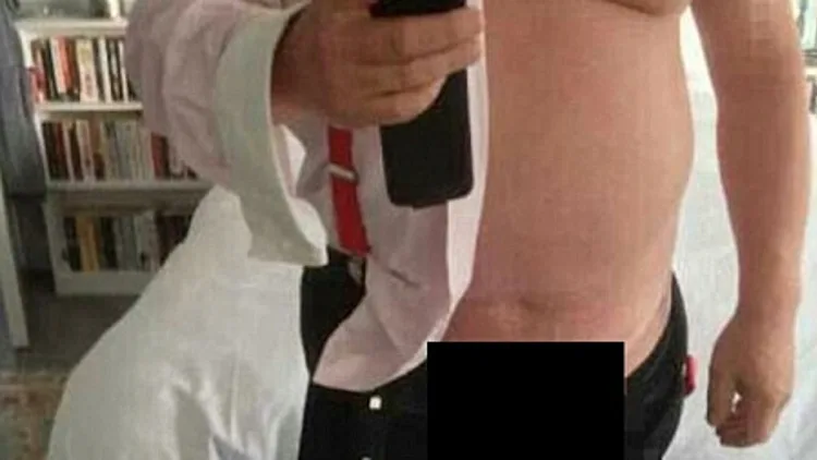 תמונת העירום שהועלתה לפרופיל הפייסבוק של ברנס