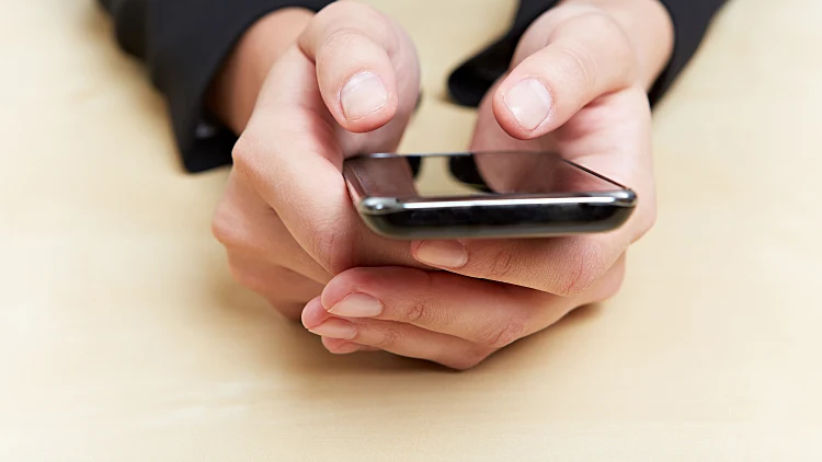 סמארטפון בידיים של אישה