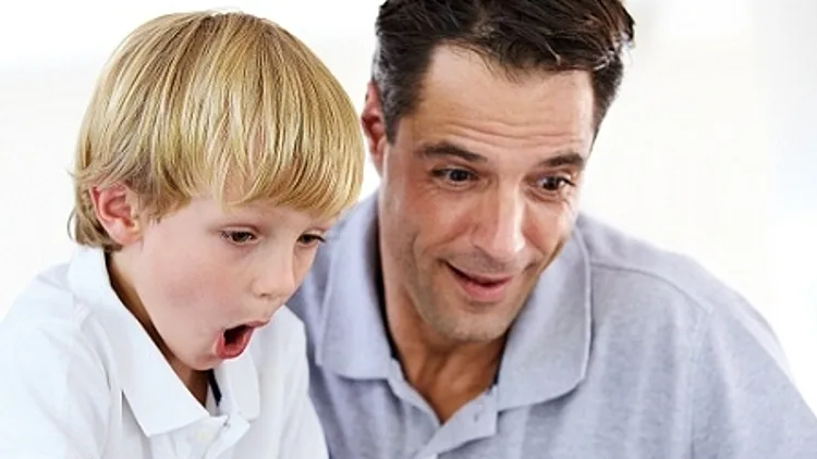 אבא ובן מול מחשב אילוסטרציה