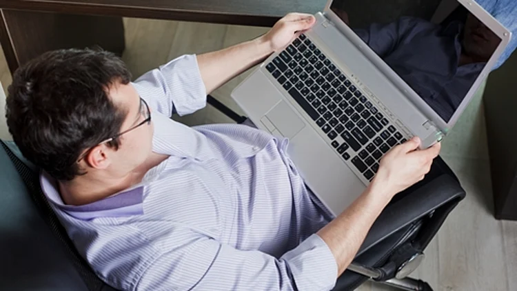 פרילנסר עם רגליים באוויר אילוסטרציה