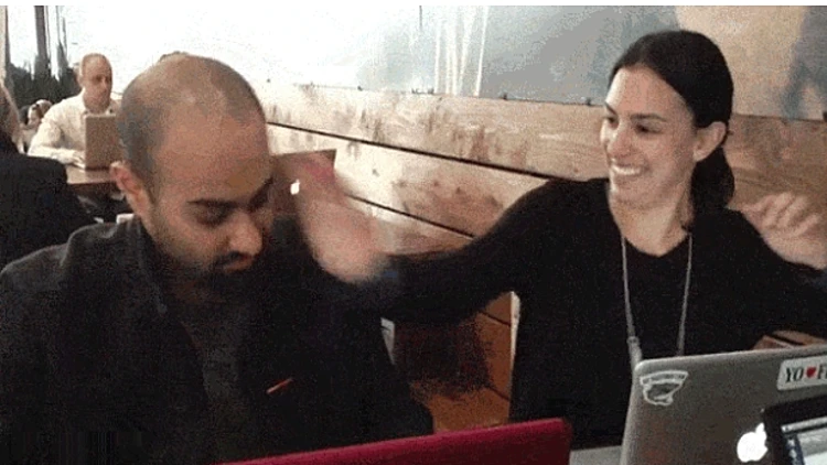 אישה שנשכרה לסטור למישהו בכל פעם שהוא נכנס לפייסבוק