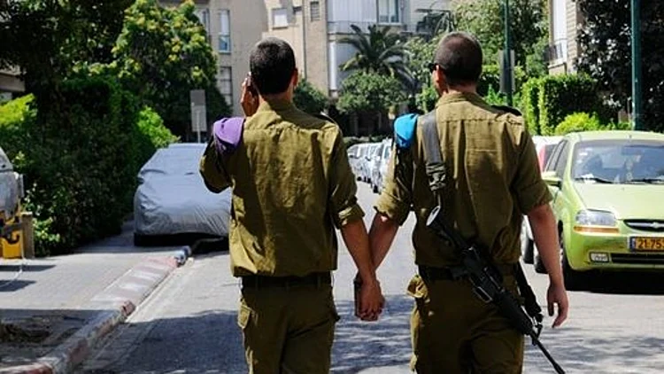 חיילים גאים