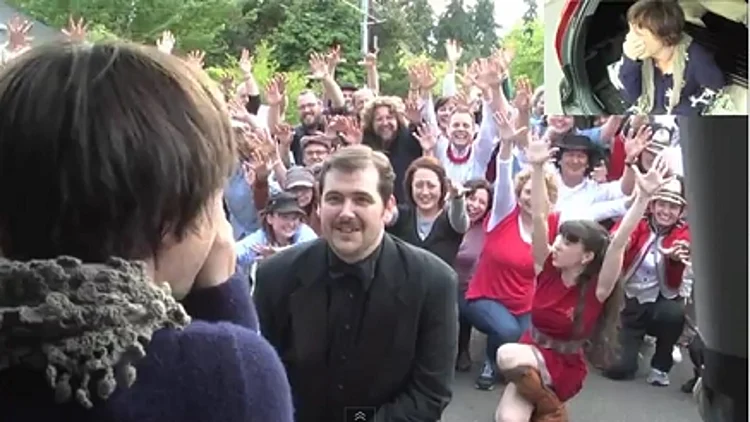 צילום מסך מתוך סרטון הצעת נישואין ביוטיוב