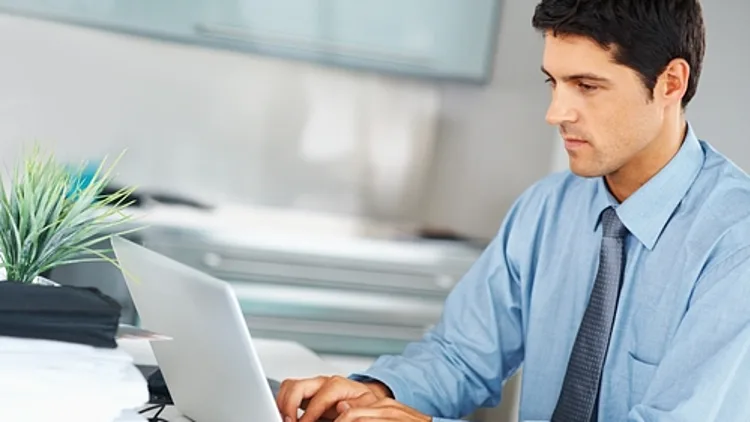 גבר יושב מול מחשב