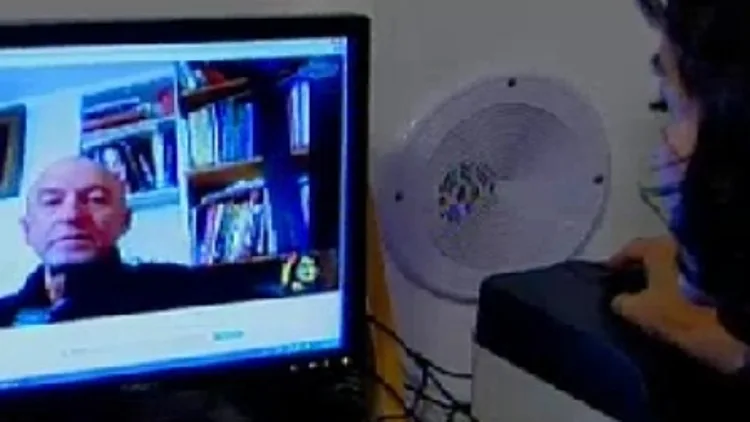 מטופלת משוחחת עם פסיכולוג בסקייפ