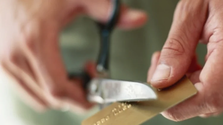 אילוסטרציה של גזירת כרטיס אשראי