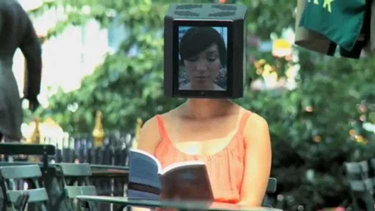 נערה אם ראש אייפד פרסומת למגזין קוסמופוליטן לגברים