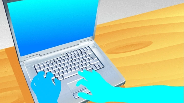 לפטופ עם ידיים שמקלידות