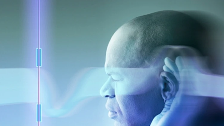 אדם מאזין לגלי קול