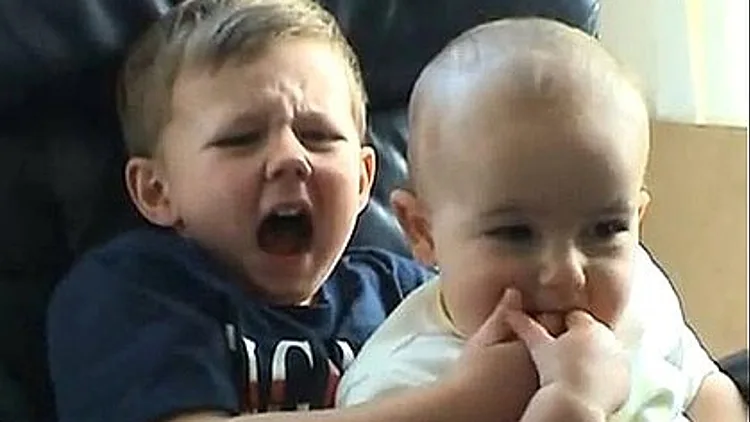 צ'רלי נשך את האצבע שלי | Charlie Bit my Finger