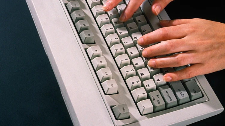 ידיים מקלידות בפעולה