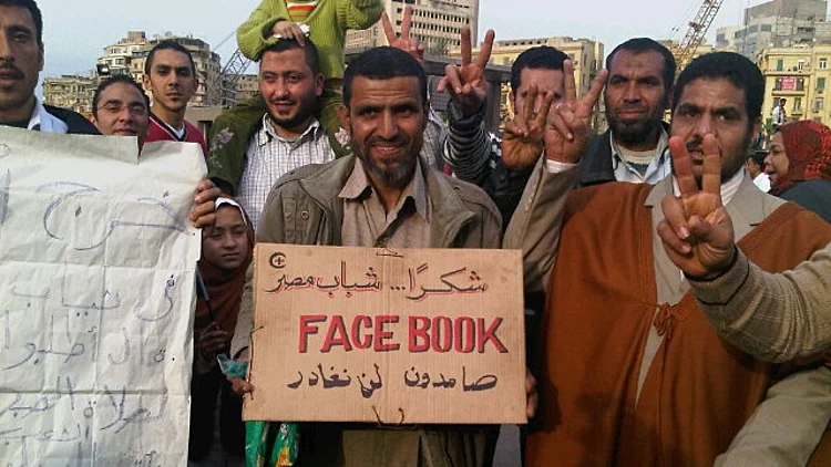 מפגינים מצרים אוחזים בשלט: "תודה לך פייסבוק"