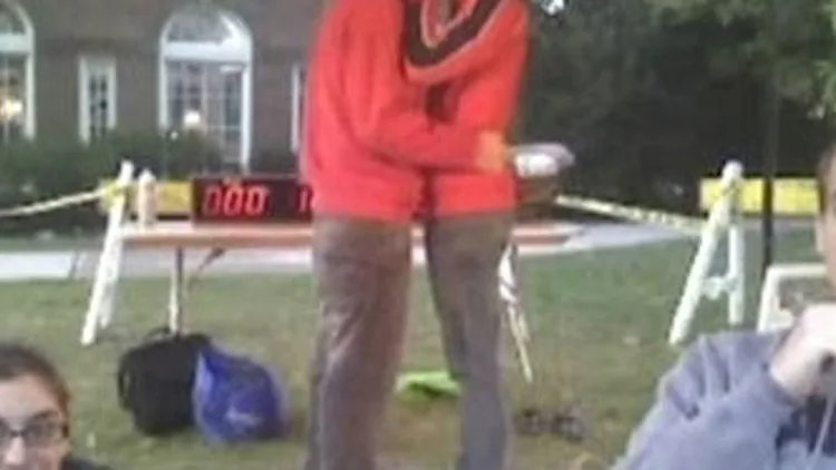 חדשות הרשת: האם שני גברים יצליחו לשבור את שיא הנשיקה הארוכה ביותר?