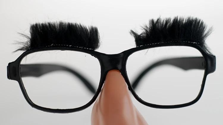 תחפושת: משקפיים, גבות, אף ושפם מלאכותיים