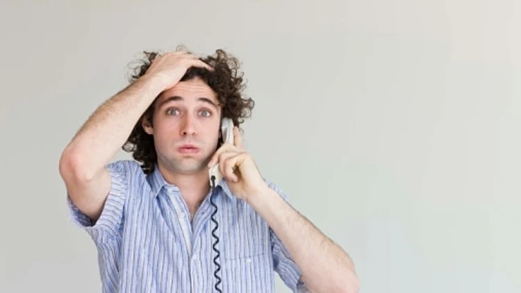 אדם מבולבל מדבר בטלפון