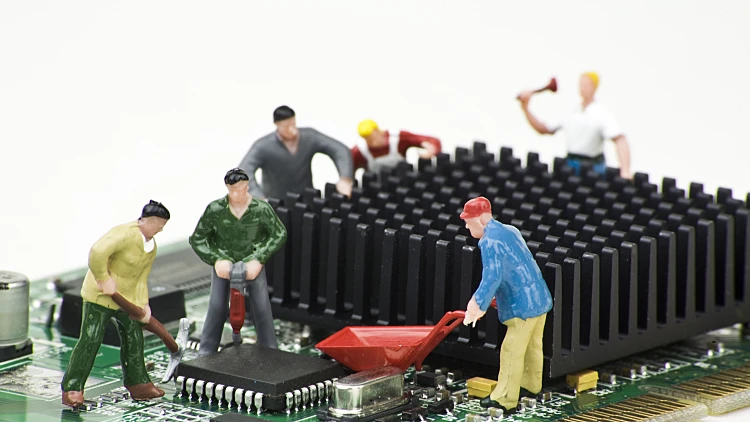 עובדי בניה בונים שבב מחשב