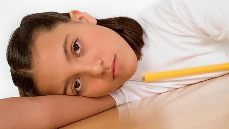 תלמידה משועממת בכיתה