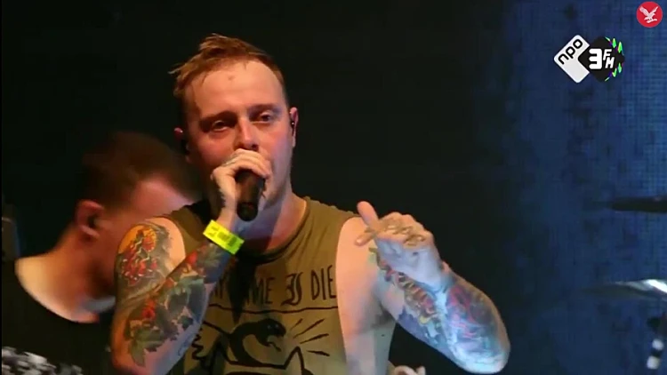 סם קרטר, סולן להקת הארכיטקטס, עוצר הופעה בגלל הטרדה מינית בקהל