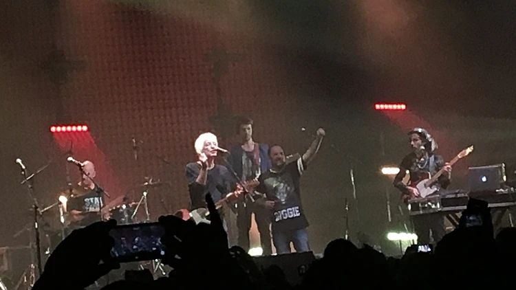 הדג נחש עם שלום חנוך בהופעה בהאנגר 11