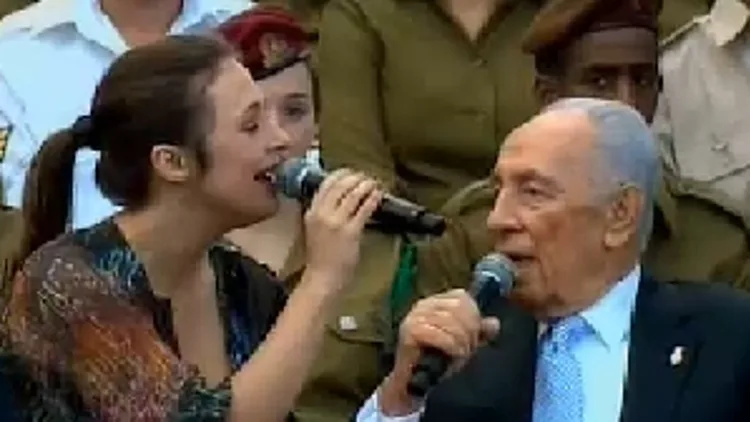 נשיא המדינה שמעון פרס שר עם הזמרת קרן פרס באירוע "שרים עצמאות בבית הנשיא"