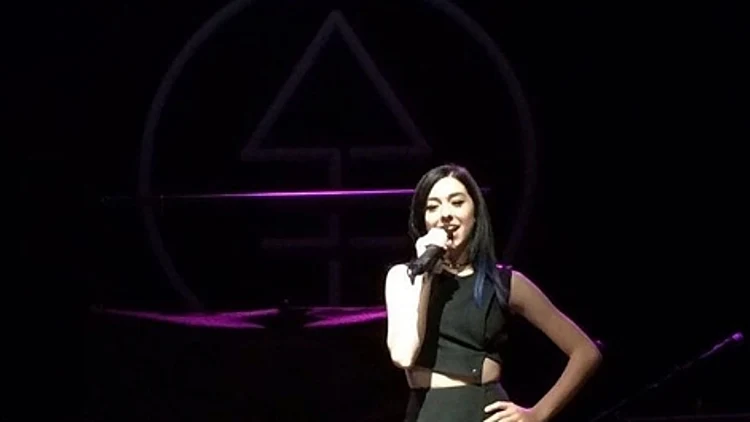 הזמרת האמריקנית כריסטינה גרימי, שהשתתפה בעונה השישית של התוכנית The Voice האמריקנית, במהלך הופעה