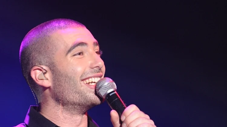 עומר אדם בהופעה בהאנגר 11