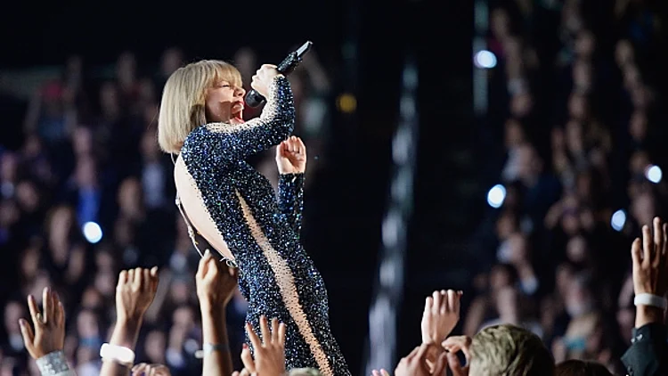 טיילור סוויפט בהופעה בגראמי