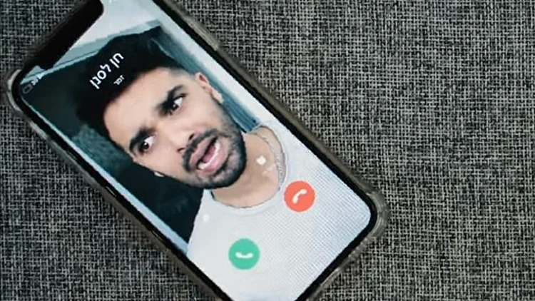 חן אהרוני בקליפ לשיר למרות הכל