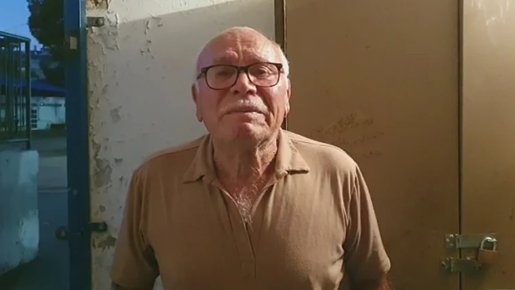 ניצול שואה פרץ בבכי בשל גירוש עובדת זרה וילדיה: "פשע מלחמה" | חדשות 13