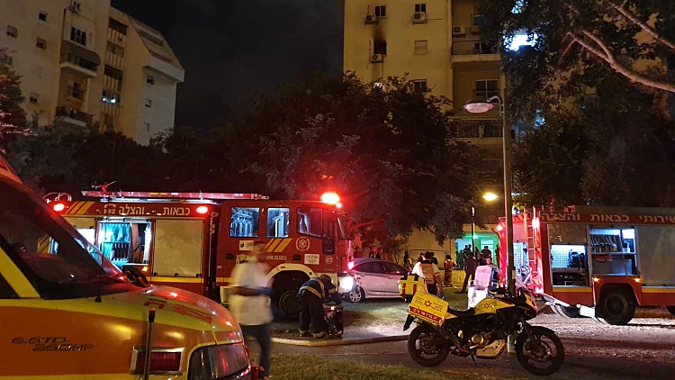 גבר כבן 70 נהרג בשריפה בקריות; חמישה נפצעו בדליקה באשקלון
