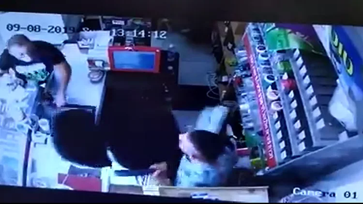זריקת חפצים ללא פחד: כך קופאי הבריח שודד חמוש בסכין • תיעוד