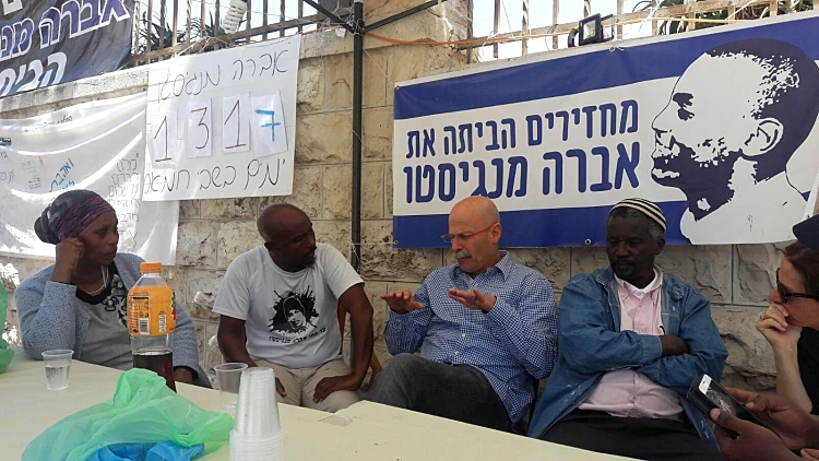 מתאם השבויים והנעדרים ירון בלום מבקר במאהל משפחת מנגיסטו