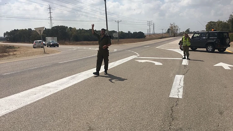 מחסום לפני הכניסה לקיבוץ נחל עוז בעקבות התראות ביטחוניות