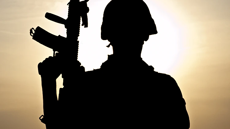 צללית של חייל עם רובה