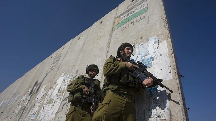 חיילי צה"ל במהלך עימותים במחסום קלנדיה מחוץ לרמאאלה