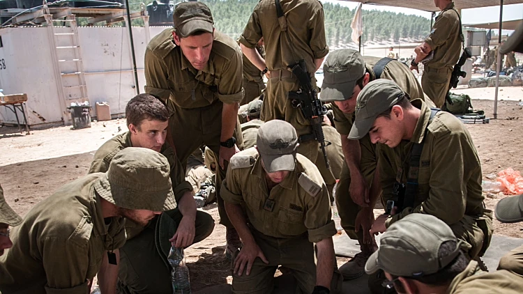 חיילי צה"ל בהיערכות מחוץ לרצועת עזה
