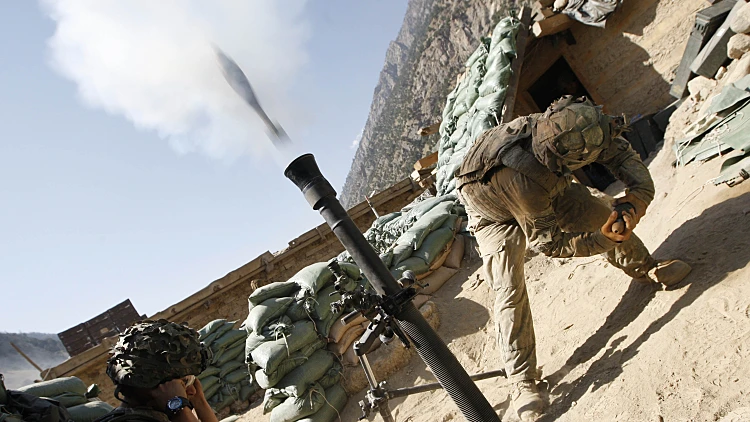 חיילים אמריקנים משגרים פצצת מרגמה