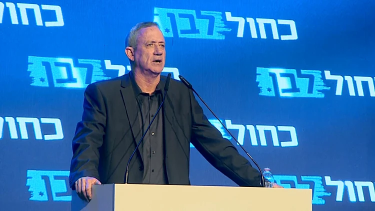 מלצר פסל אירוע של כחול לבן – גנץ המשיך לנאום