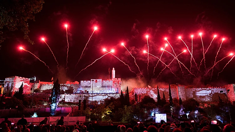 זיקוקים מעל העיר העתיקה בירושלים ביום העצמאות