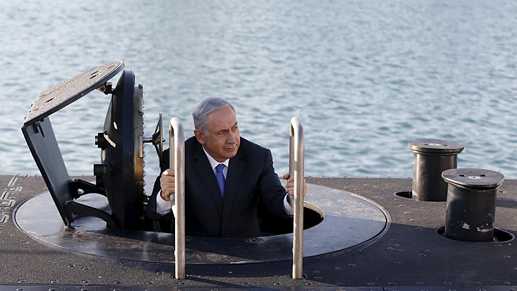 נתניהו יוצא מהצוללת בנמל חיפה